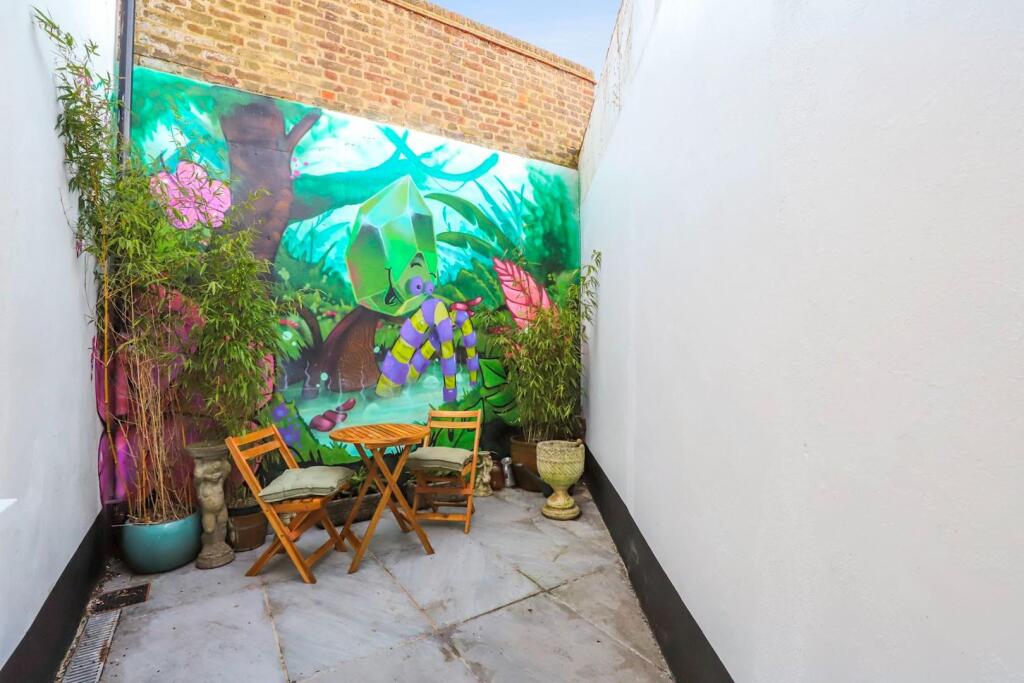 12-e349JHPropWorld - 1 Hollywood House - 35 (1)-me