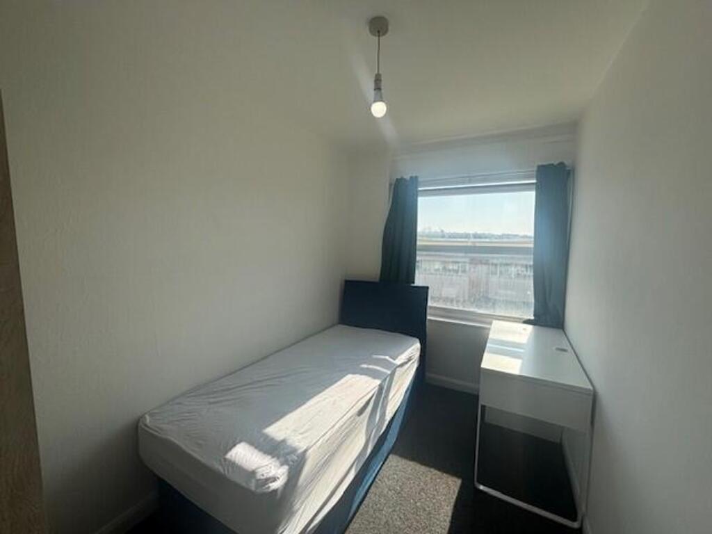 Bright and tidy single bedroom featuring a larg...