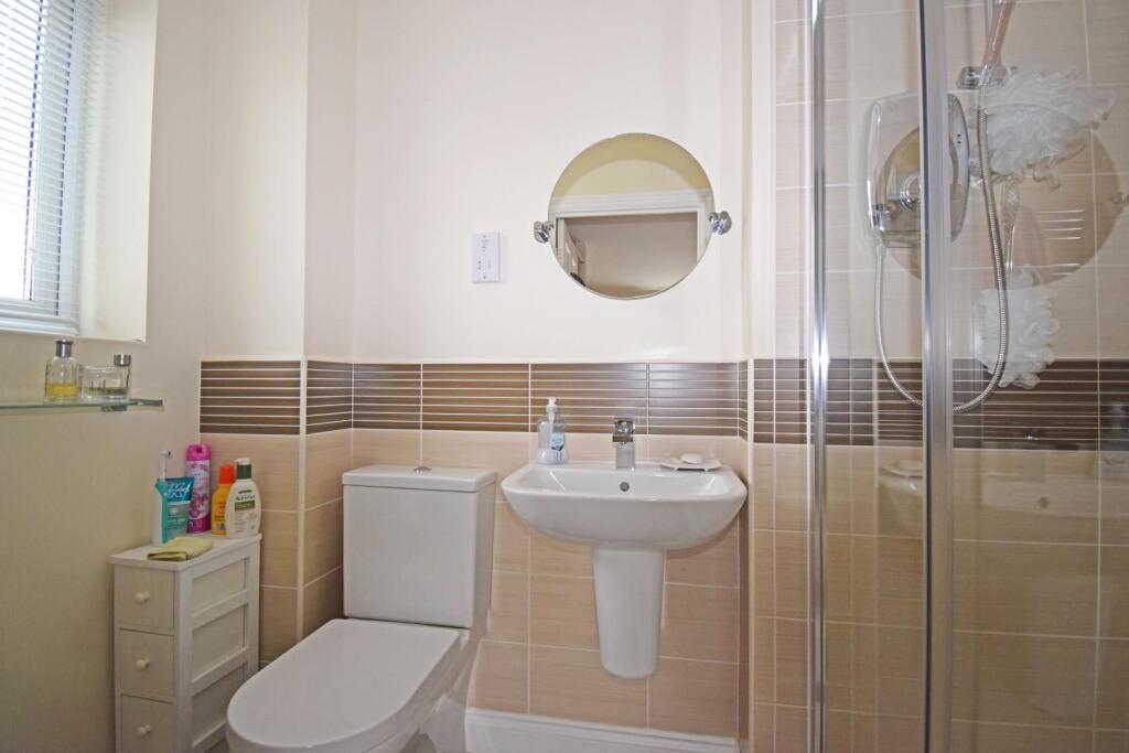 3 Hill Close, bed 1 en suite.jpg