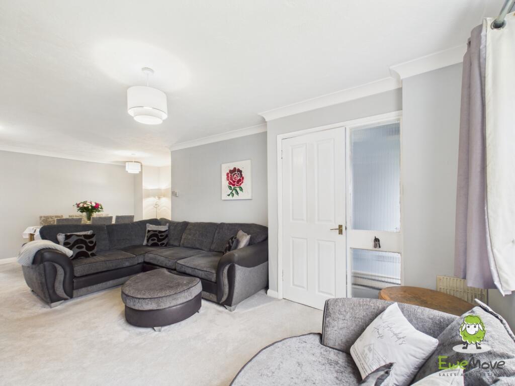 EweMove Estate Agents Basingstoke - Lea Close - Lo