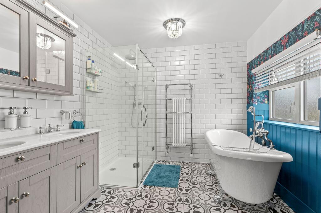 En-suite Bath/shower Room