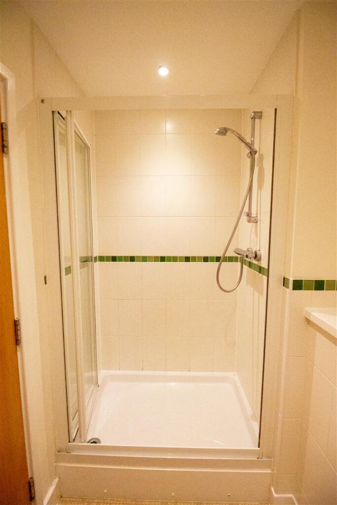 8 Highbank - Ensuite-2.jpg