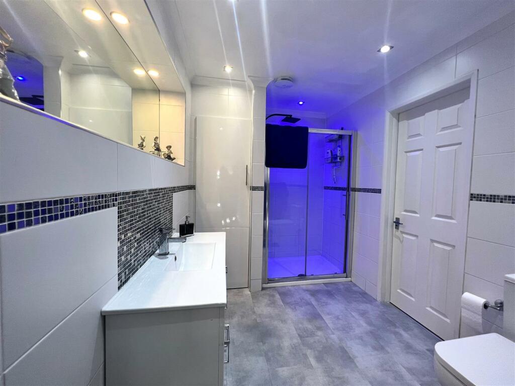 Shower Room.jpg