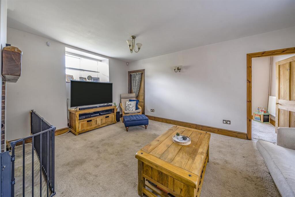 18 The Crescent, Pattishall (4).jpg