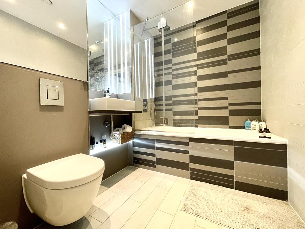 Main Bathroom.jpg