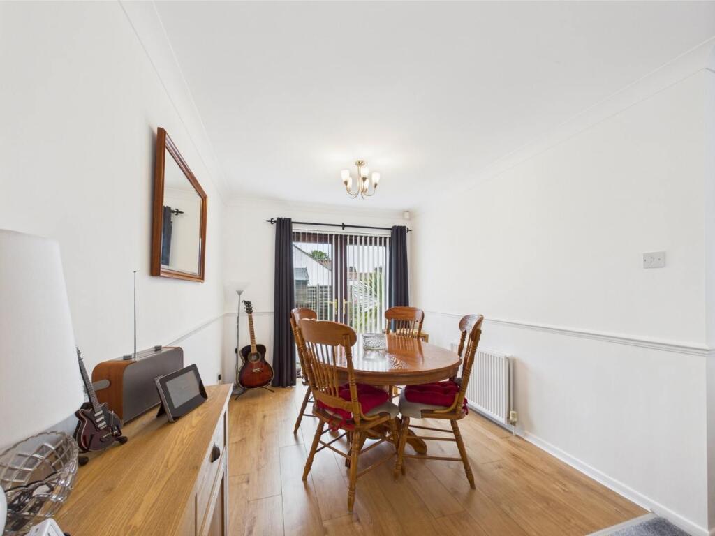 Lounge/Dining Area
