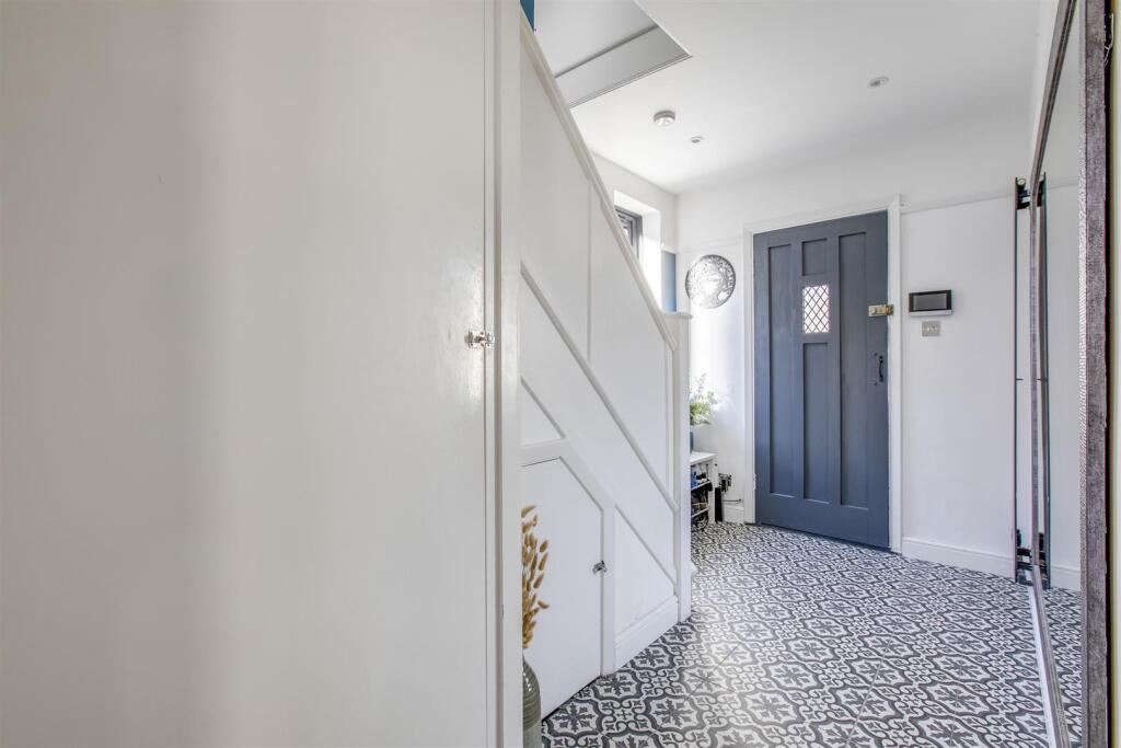241 Desborough Avenue, HP11 2TW-2.jpg
