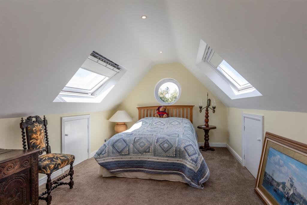 Lyndale, OVer Lane Bed 3.jpg