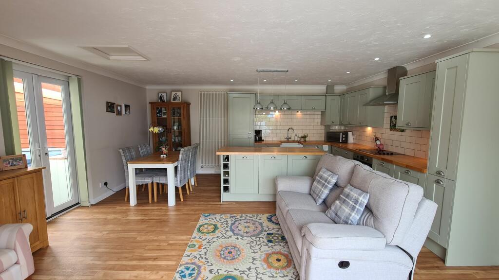 KITCHEN / DINING / LOUNGE (ANNEXE)