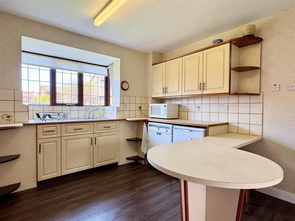 Kitchen 2.jpg
