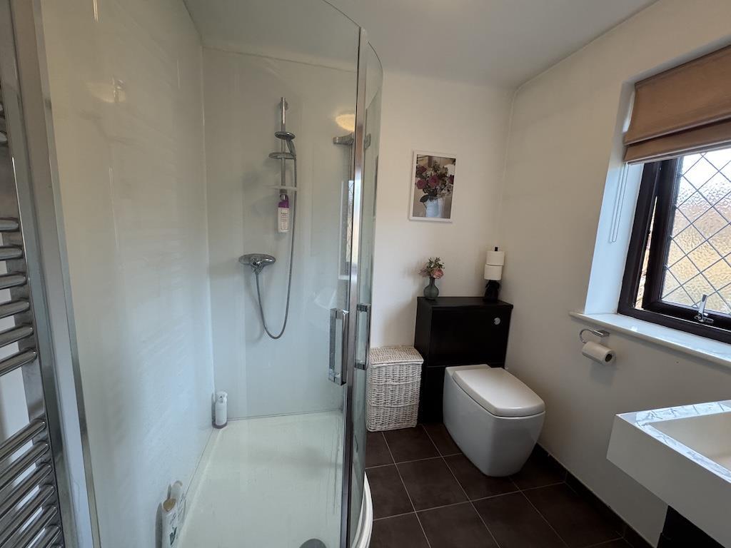 19 - En-Suite 2.jpg