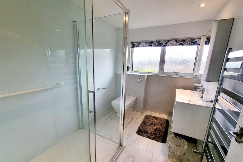 FAMILY BATHROOM: