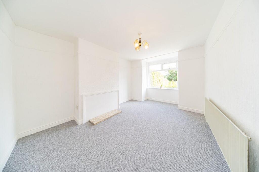 39 Sundale Ave lounge 2.jpg