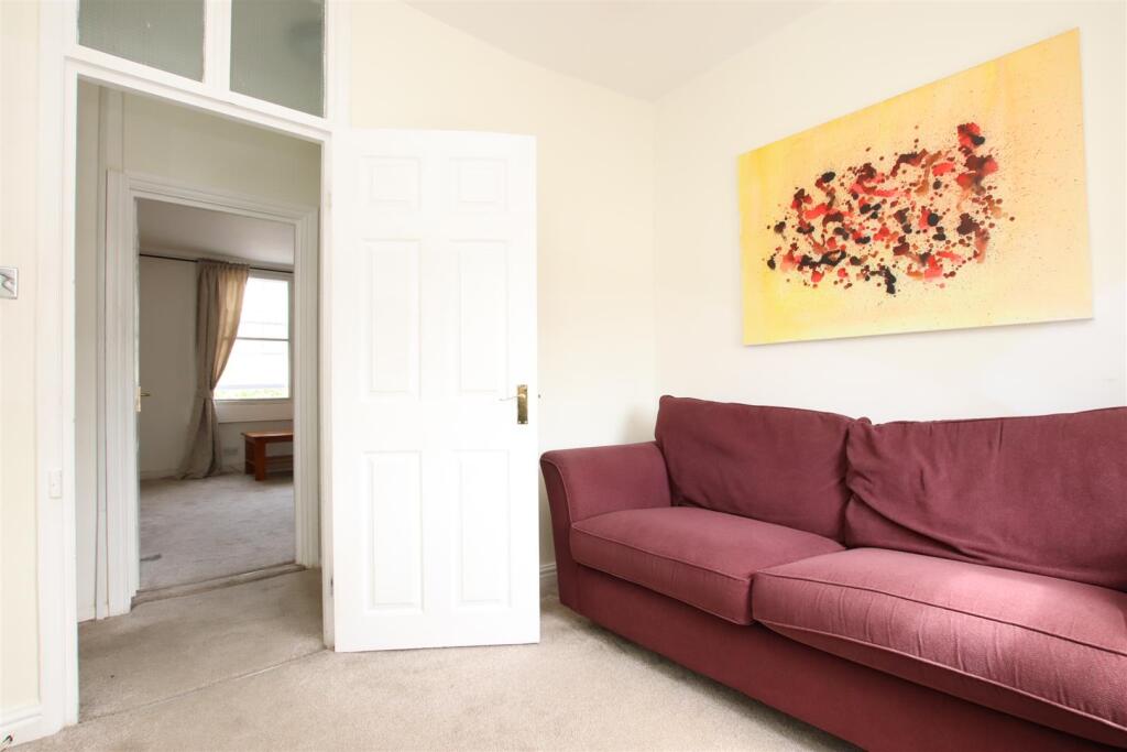 Living room 1.JPG