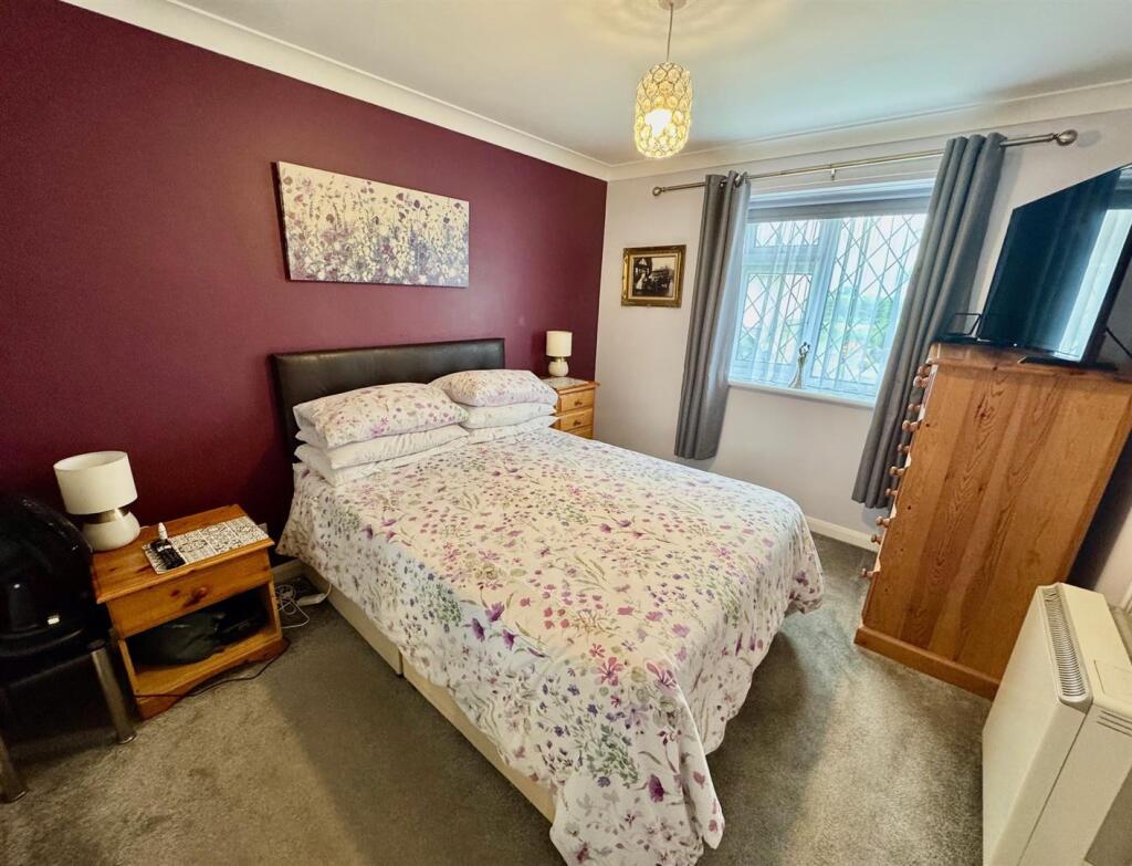 Bedroom 1.jpg