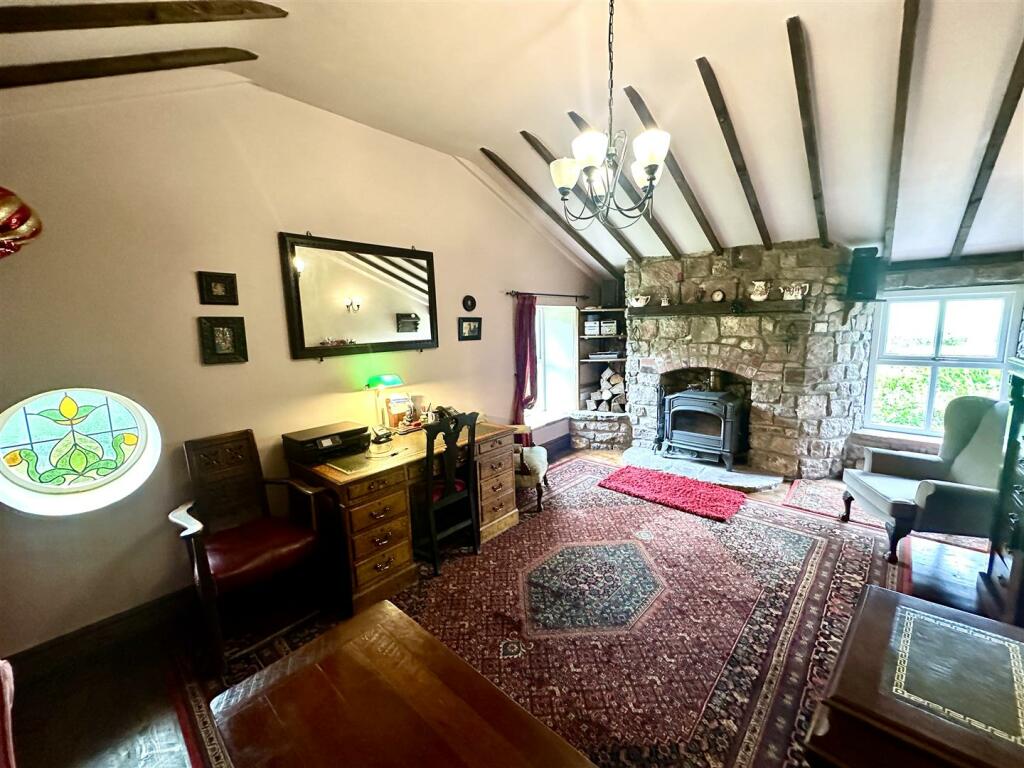 SITTING ROOM/BEDROOM