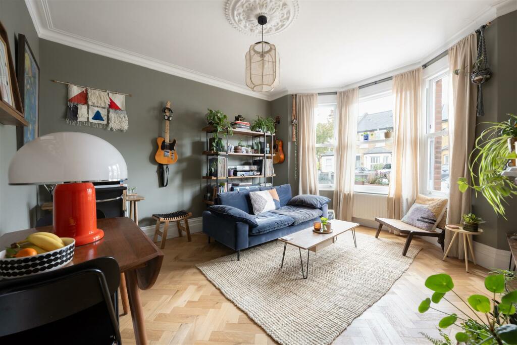 Carnarvon Road, E18