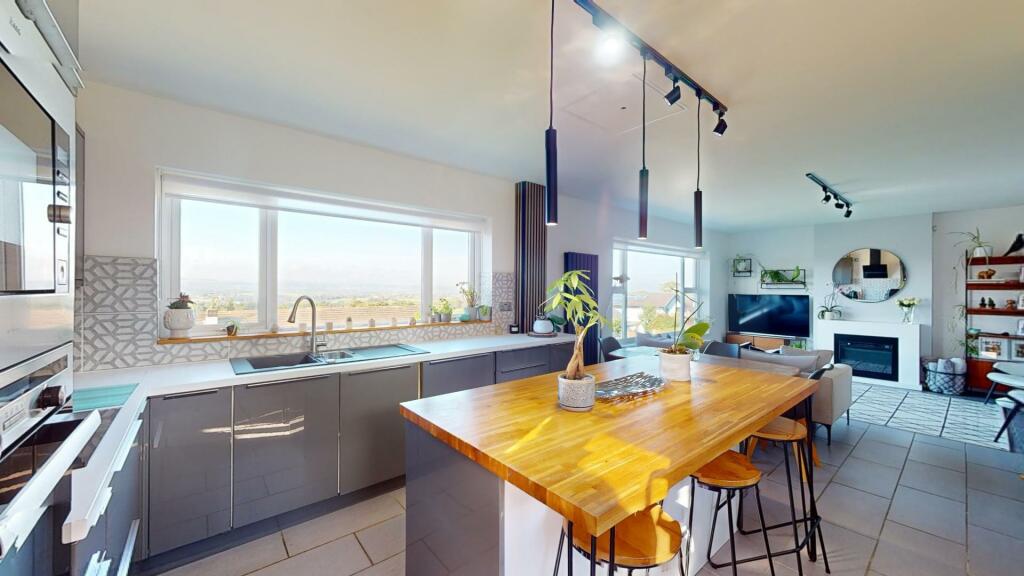 KITCHEN/BREAKFAST AREA