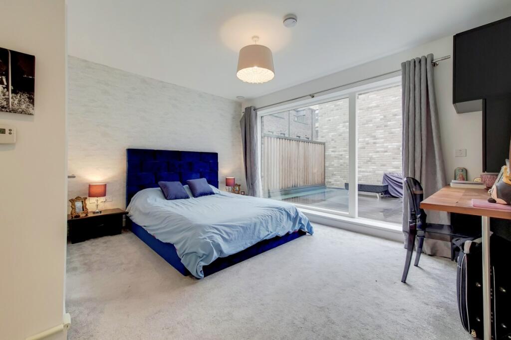 8_Main Bedroom-2