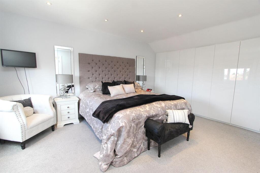 bed 1.jpg