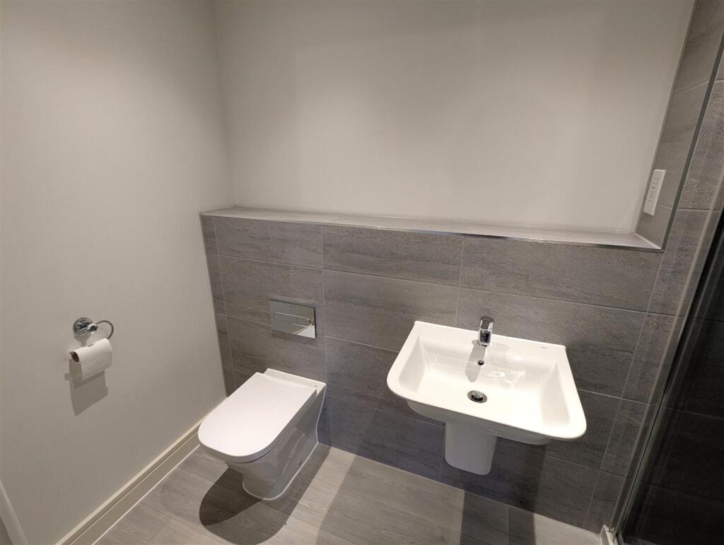 EN-SUITE SHOWER ROOM