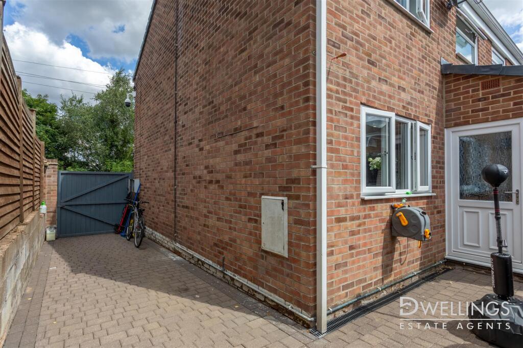 DWELEST- 8 Cheviot Close, Swadlincote, DE11 9EE-00