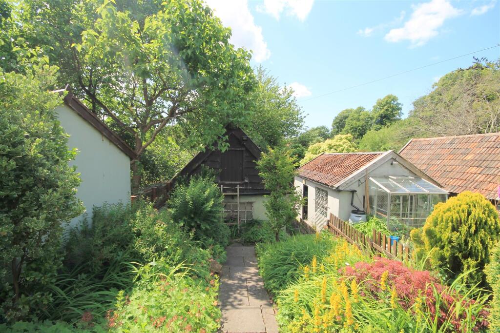 HL Front Garden i.JPG