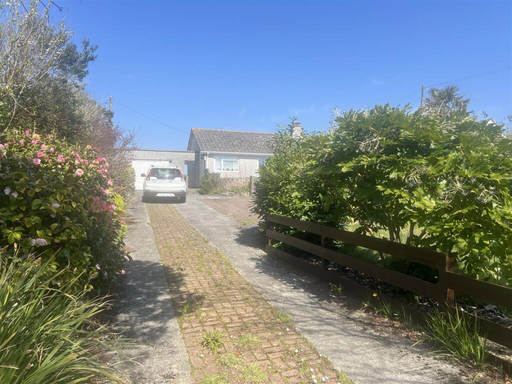 Detached Garage &amp; Drive