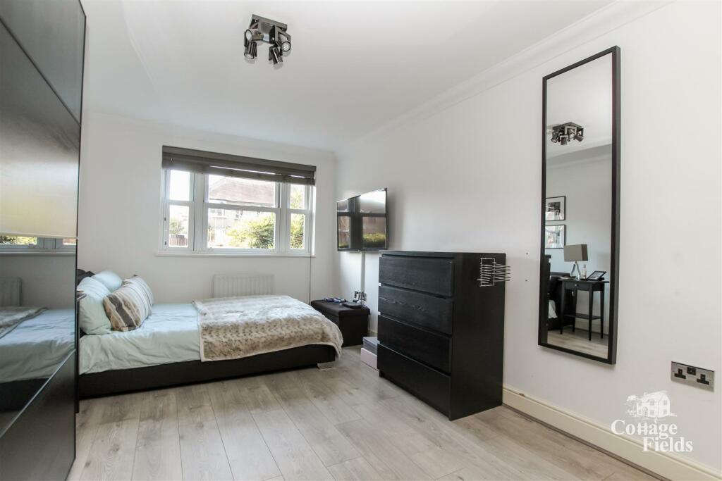 Bedroom 1 (2).JPG