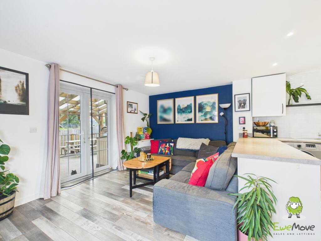 EweMove Estate Agents Basingstoke - Dovecote Way -