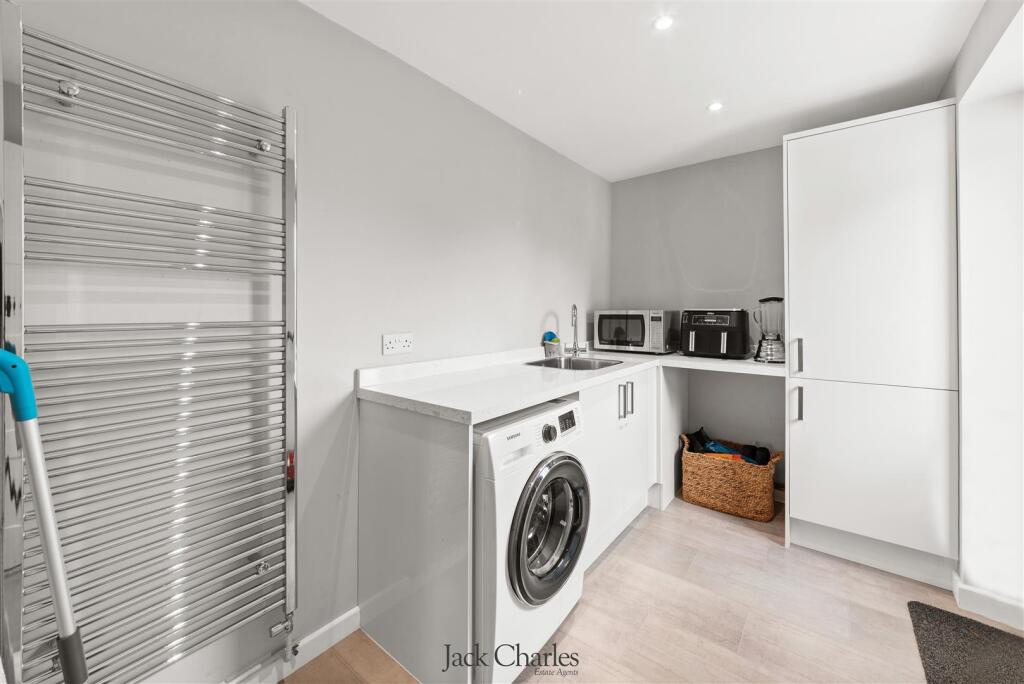 28 Barchester Way-23.jpg