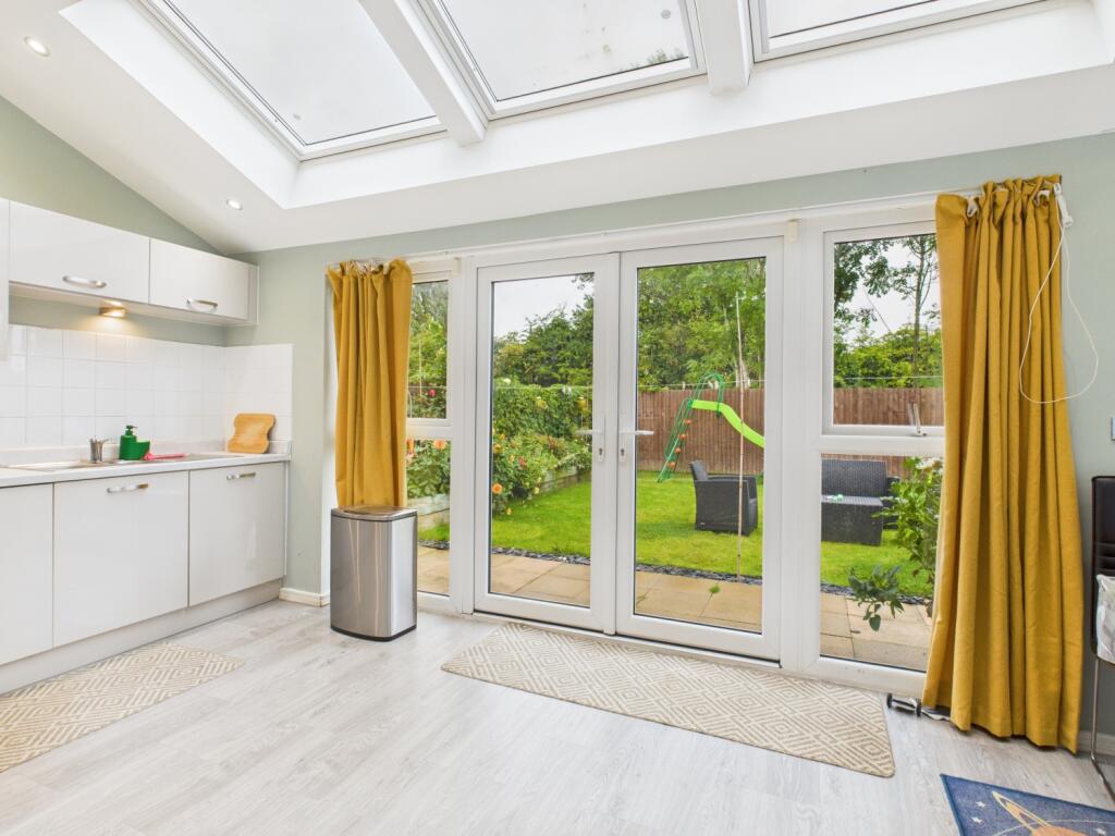 CAM03729G0-PR0132-STILL014