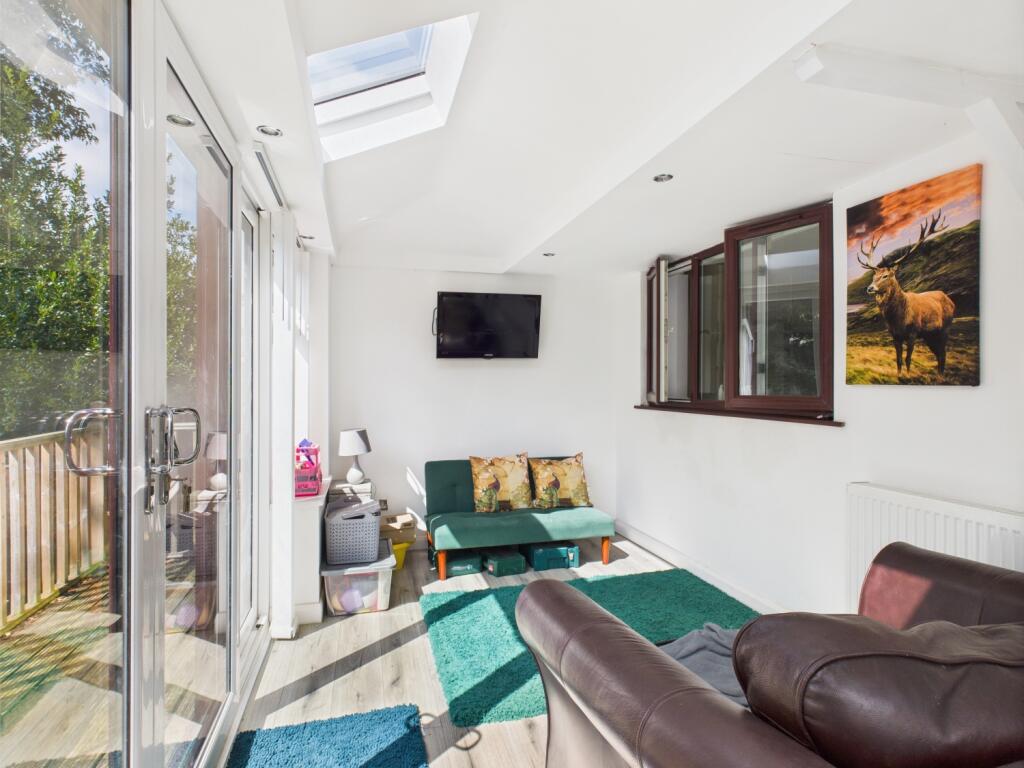 CAM03729G0-PR0119-STILL013