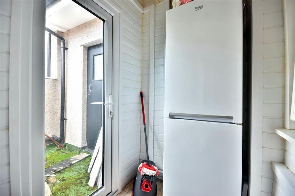 FURTHER BALCONY AREA