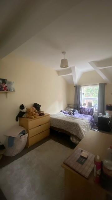 Bright, cosy bedroom with a double bed position...