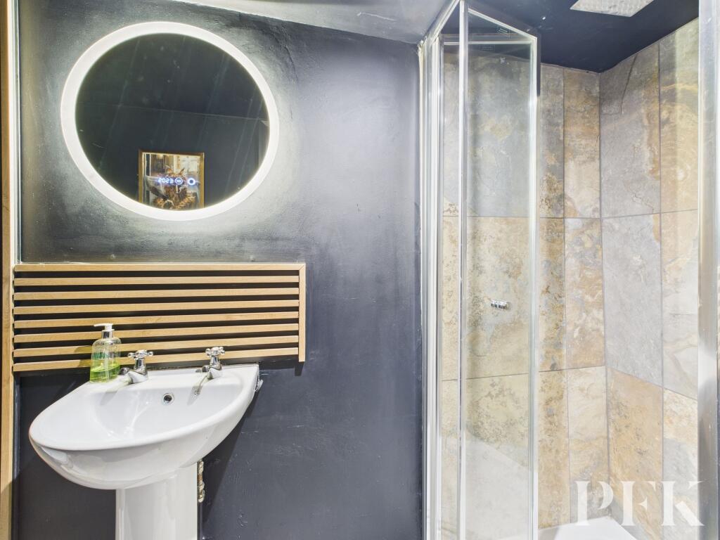 2 Midtown - Shower Room