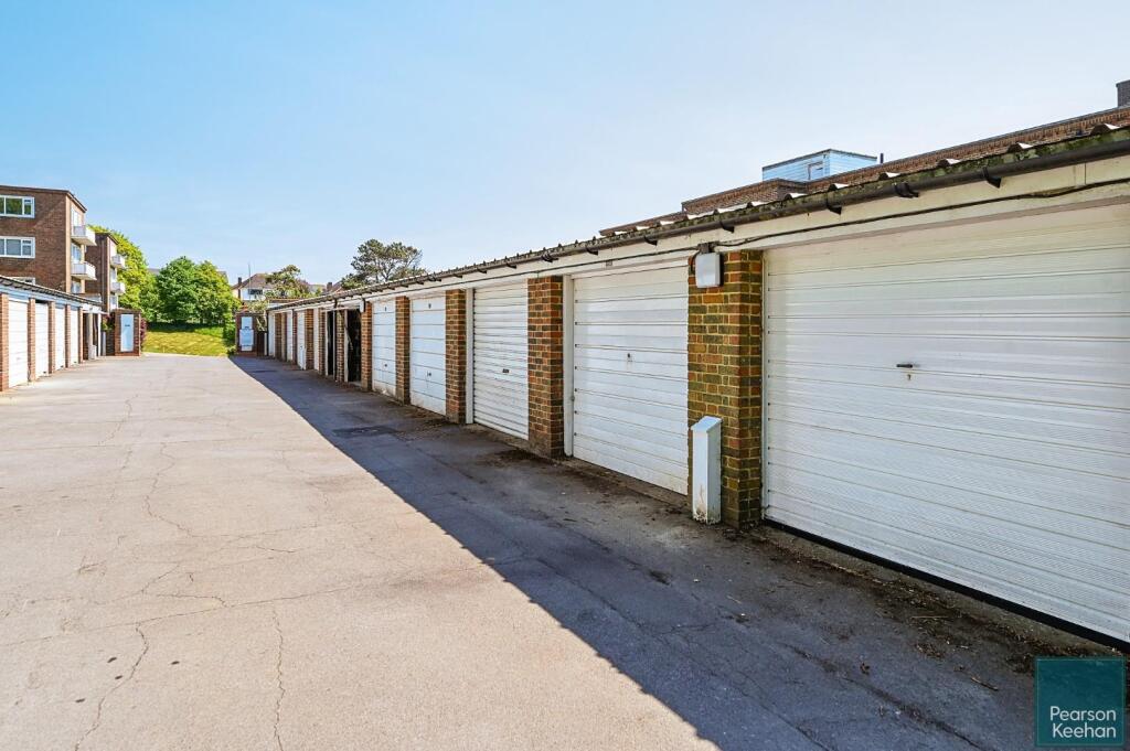 68 woodland court bn3 (19).jpg