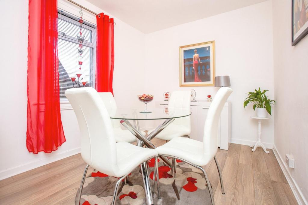 Bed 3 / Dining Room