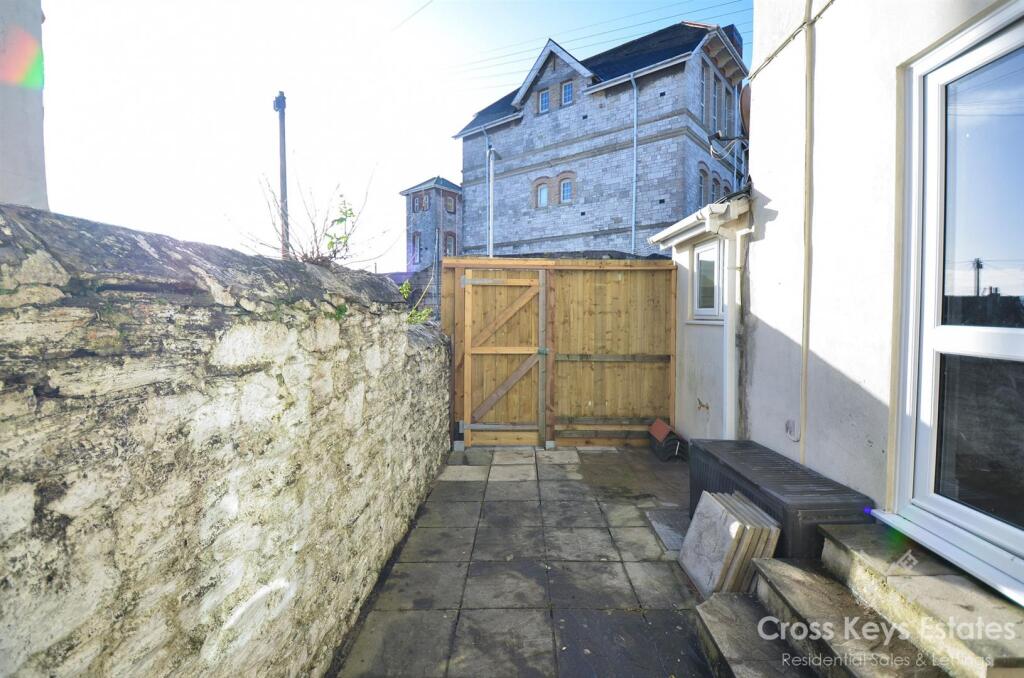 Courtyard Garden &amp; Parking