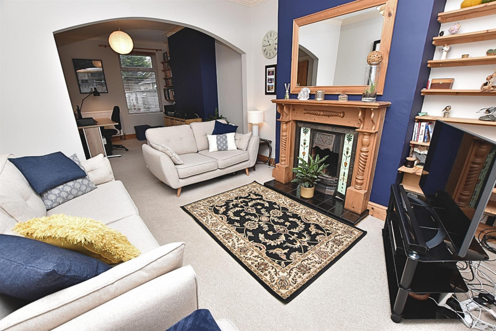 LOUNGE DINING ROOM