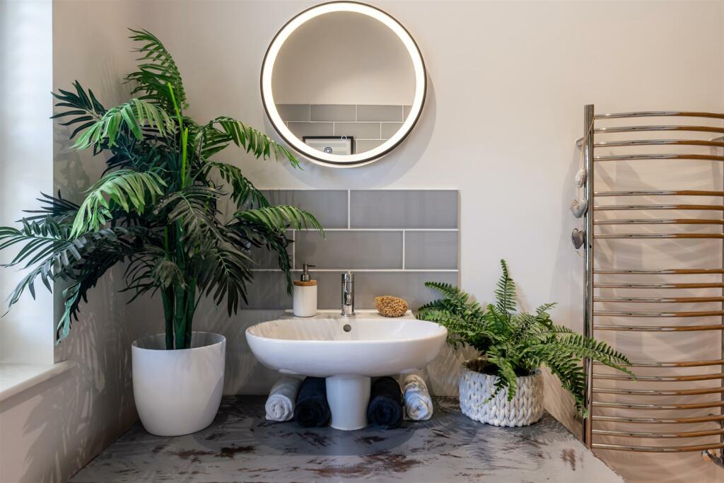 Master En-Suite Shower Room