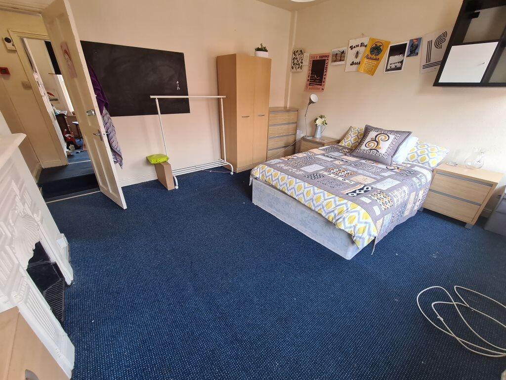 A cozy double bedroom featuring a comfortable b...