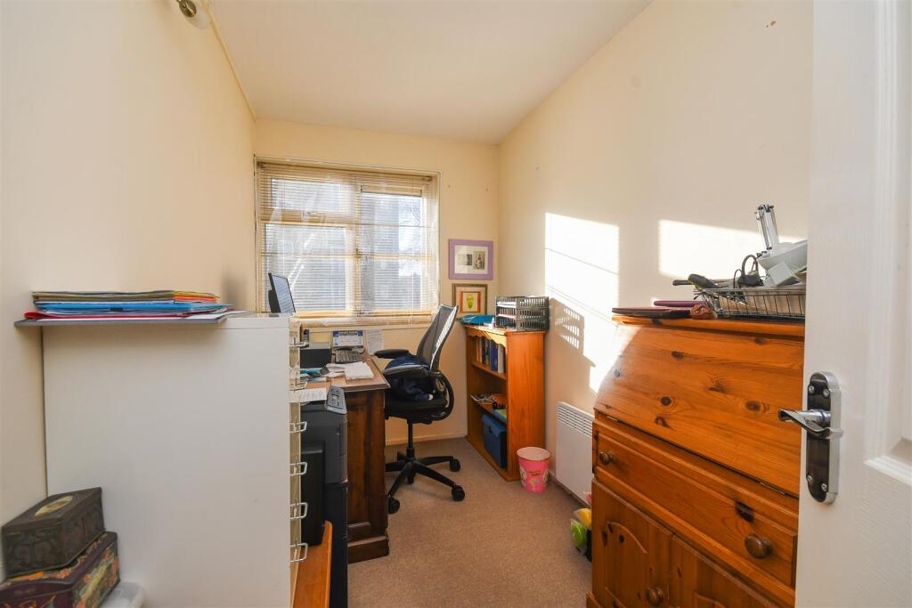 6 Upper Vauxhall - Bedroom 3.jpg