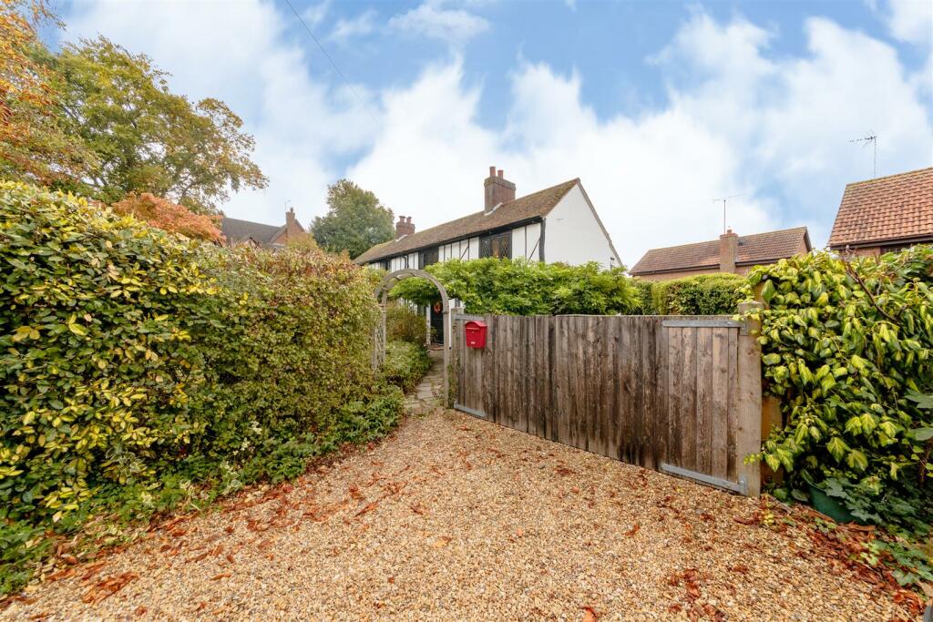 Entrance &amp; Driveway