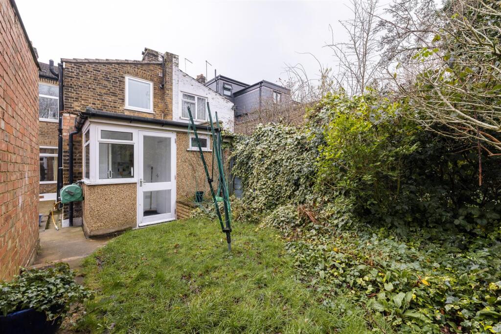 Mulberry Way, E18