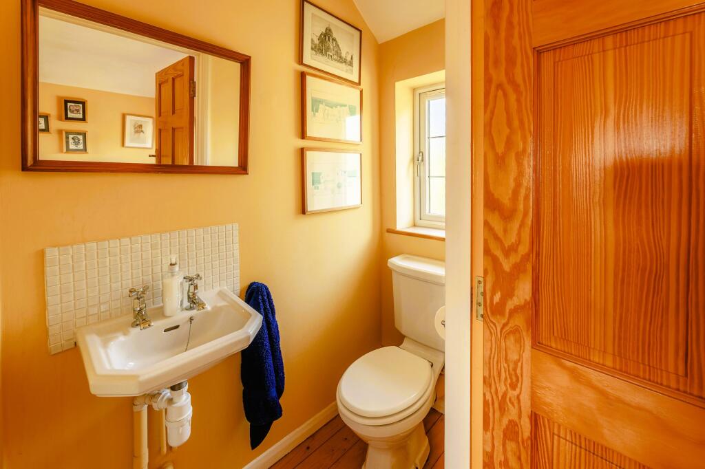 Master Bedroom with En-suite Cloakroom