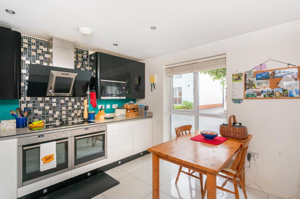 2G8CWCV - Kitchen B.jpg