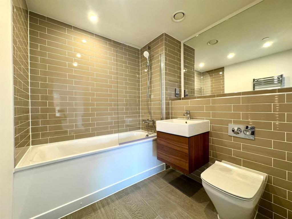 Main bathroom.jpeg