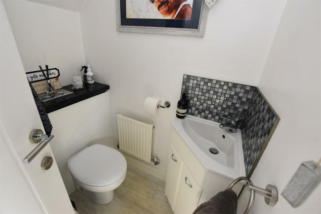 Cloakroom WC.JPG