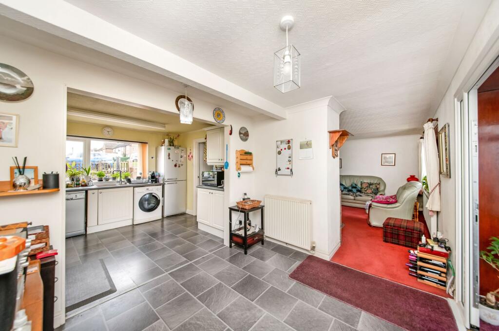 OPEN-PLAN DINING KITCHEN